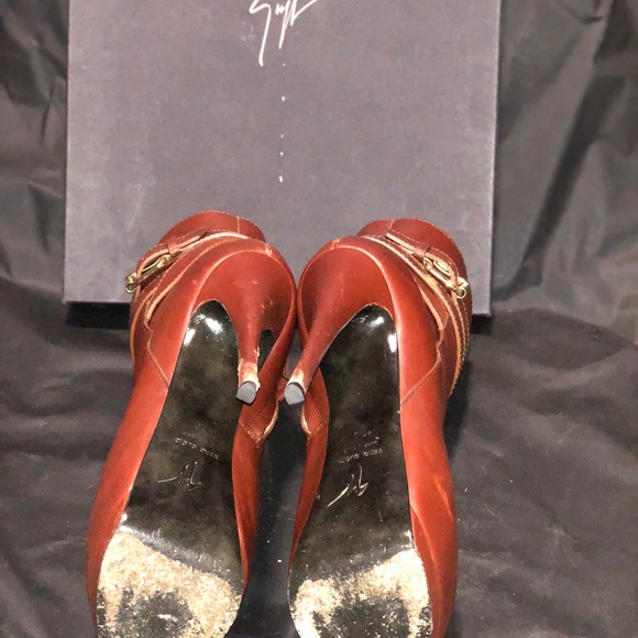 Giuseppe Zanotti belted platform ankle bootie - Picture 6 of 6